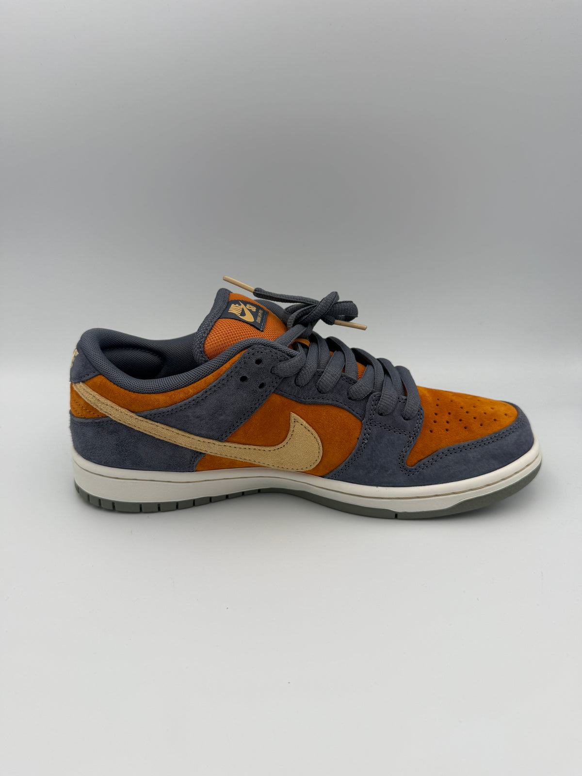 NIKE SB DUNK LOW, CARBON MONARCH