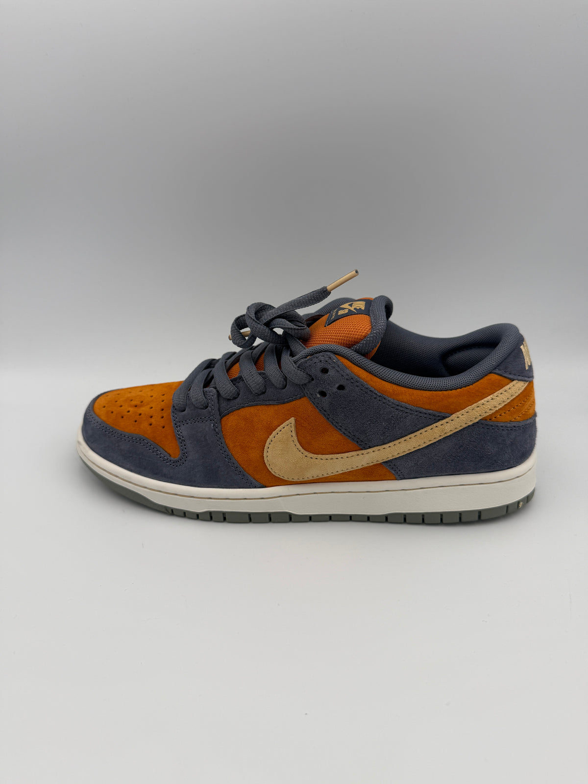 NIKE SB DUNK LOW, CARBON MONARCH
