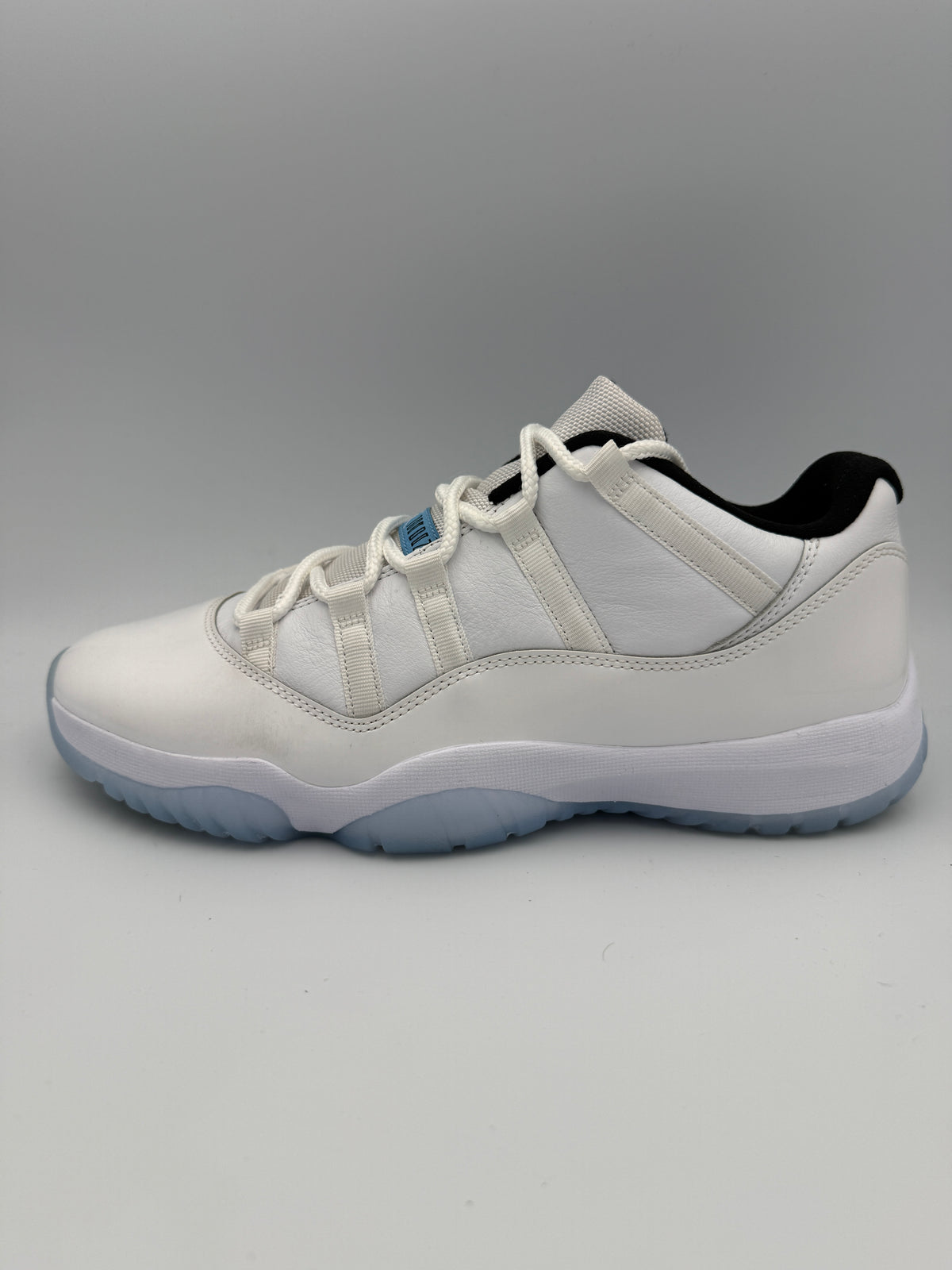 JORDAN 11 , LEGEND BLUE