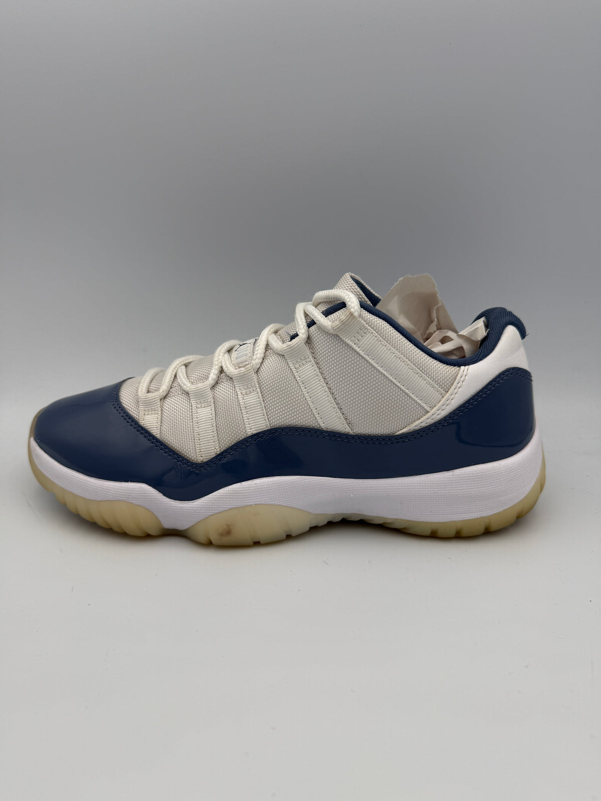 JORDAN 11 , DIFFUSED BLUE